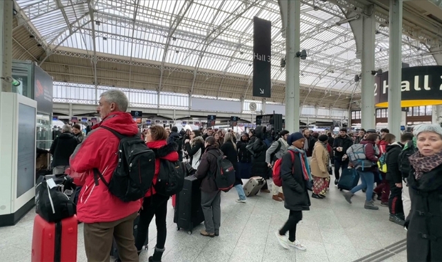 Tren İstasyonu'nda Bıçaklı Saldırı