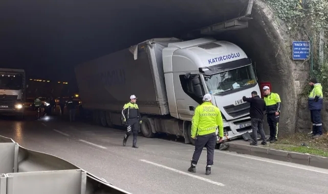 Tünel Duvarına Çarpan Tır Sürücüsü Yaralandı