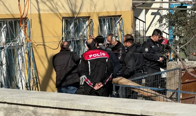 Yakalanmamak İçin Eşini Rehin Aldı