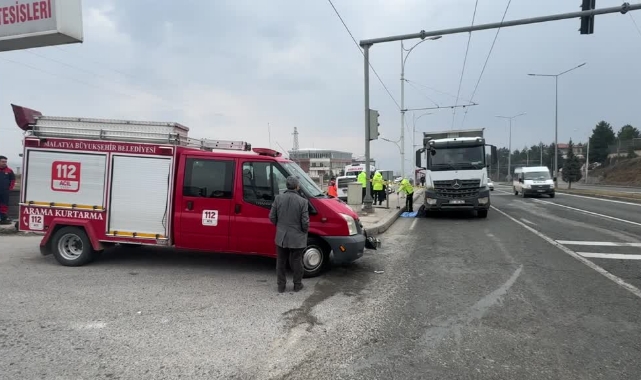 Yolun Karşısına Geçen Adama Kamyon Çarptı