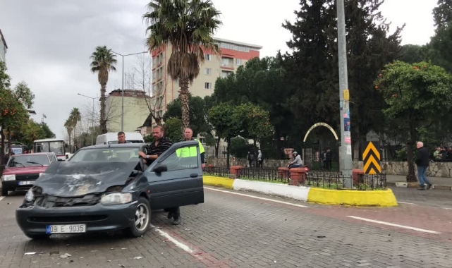 Ambulansa Yol Vermek İsterken Kaza Yaptı