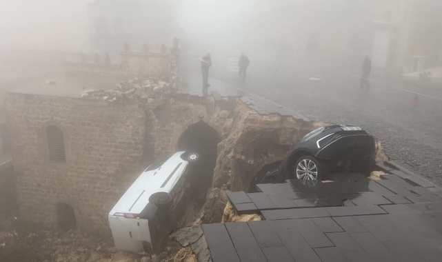 Aşırı Yağışlardan Yol Çöktü