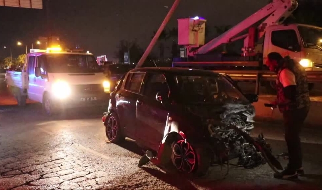 Aydınlatma Direğine Çarpan Otomobilin Sürücüsü Öldü