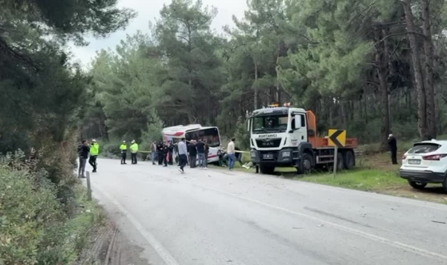 Belediye Otobüsü Tırla Çarpıştı:1 Ölü,4 Yaralı