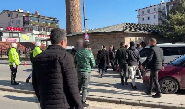 Cami Önünde Bıçaklı Kavga