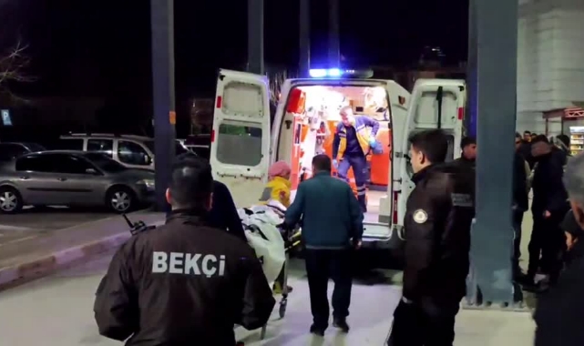 Devrilen Hafif Ticari Araçtaki 5 Kişi Yaralandı
