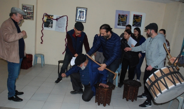 Dost Oyuncular, “İsyancıları”ı Sahneliyor