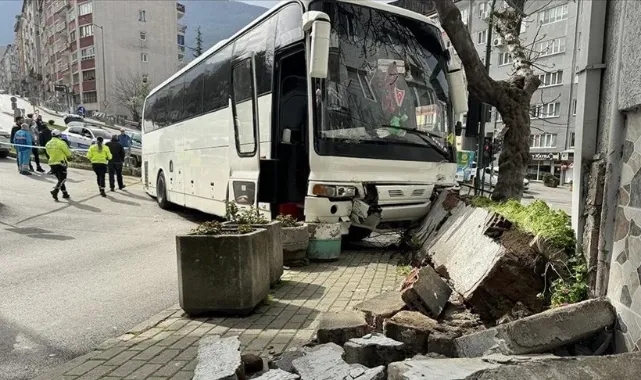 Freni Arızanlandı, Demir Korkuluklara Çarptı
