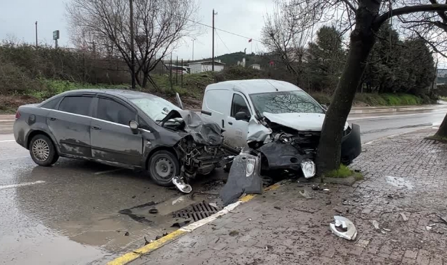 Hafi Ticari Araç Otomobille Çarpıştı:3 Yaralı