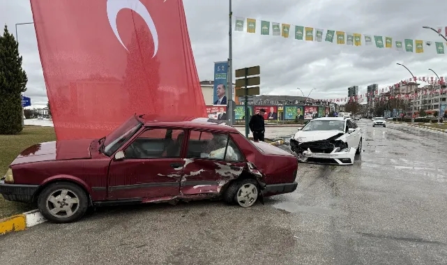 İki Otomobil Çarpıştı,4 Yaralı