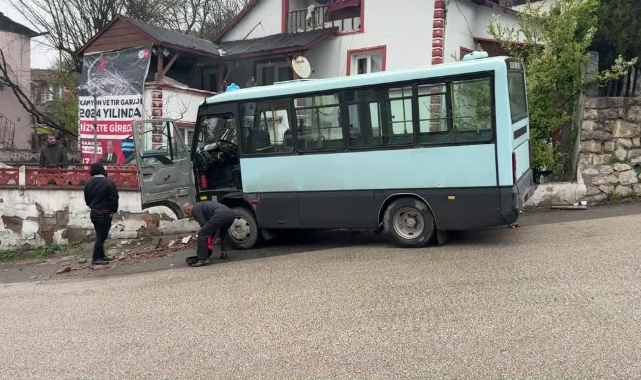 Minibüs Bahçe Duvarına Çarptı:5 Yaralı