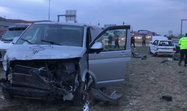 Minibüs Otomobille Çarpıştı:2 Yaralı