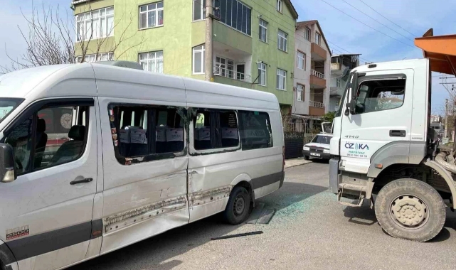 Öğrenci Servisi Kamyonla Çarpıştı