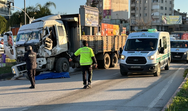 Otobüsle Çarpışan Kamyon Sürücüsü Öldü