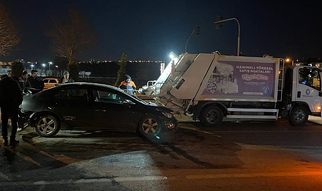 Otomobil, Kırmızı Işıkta Bekleyen Araçlara Çarptı