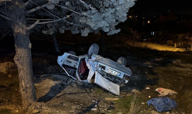 Otomobil Şarampole Devrildi:3 Yaralı