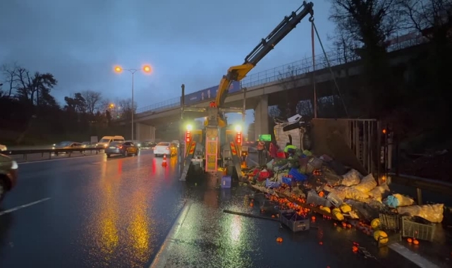 Özel Halk Otobüsü Kamyonla Çarpıştı