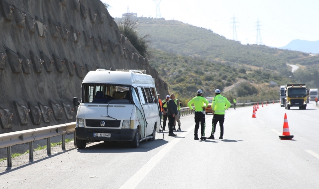 Seyir Halindeyken Lastiği Patlayan Minibüs Devrildi