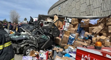 Tır Otomobilin Üzerine Devrildi, 4 Ölü