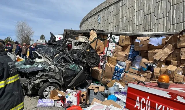 Tır Otomobilin Üzerine Devrildi, 4 Ölü