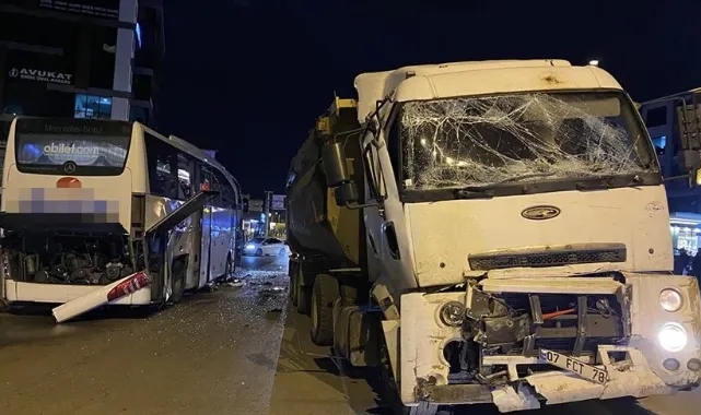 Yolcu Otobüsü Hafriyat Kamyonuyla Çarpıştı:4 Yaralı