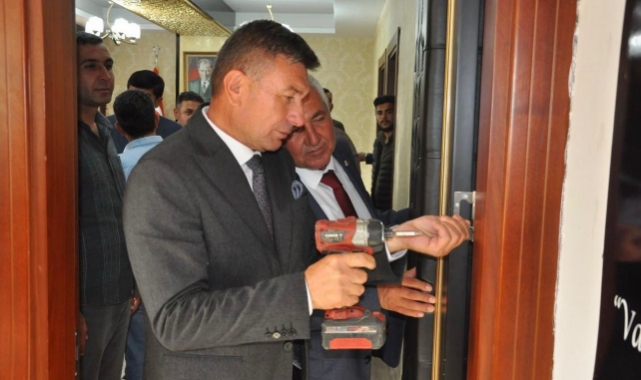 Bekir Şimşek İlk İş Olarak Makam Kapısını Söktü