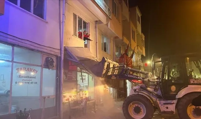 CHP Binasının Balkonu Çöktü:18 Yaralı