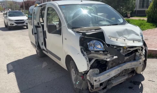 Hafif Ticari Araç Otomobille Çarpıştı