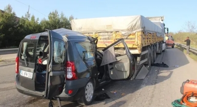 Hafif Ticari Araç Tıra Çarptı! 3 Ölü, 1 Yaralı