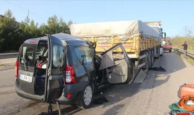 Hafif Ticari Araç Tıra Çarptı! 3 Ölü, 1 Yaralı