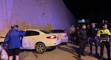 İki Otomobil Çarpıştı:2 Yaralı