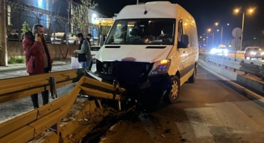 İşçi Servisi Bariyerlere Çarptı:5 Yaralı