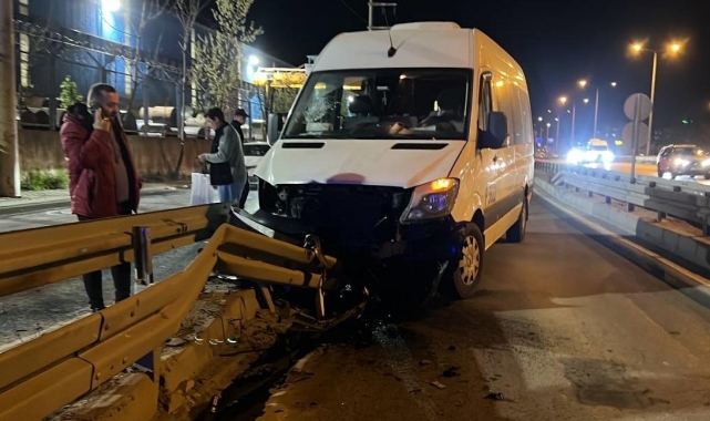İşçi Servisi Bariyerlere Çarptı:5 Yaralı