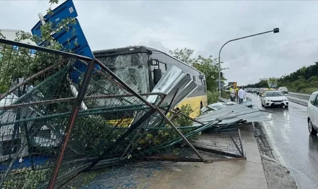 Islak Yolda Kontrolden Çıktı, İş Yerinin Bahçe Duvarına Çarptı