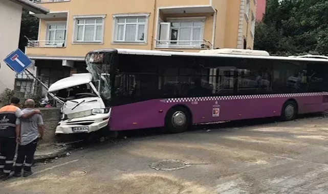 Kayganlaşan Yolda Kontrolden Çıktı, 3 Aracı Biçti