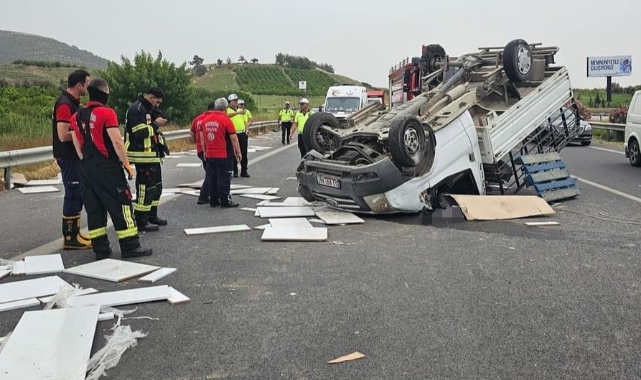 Lastiği Patlayan Kamyonet Devrildi, 1 Ölü