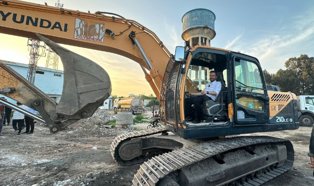 Makamına Oturmadan İş Makinesinin Başına Geçti