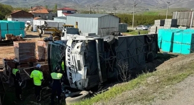 Otomobil, Otobüsle Çarpıştı:22 Yaralı