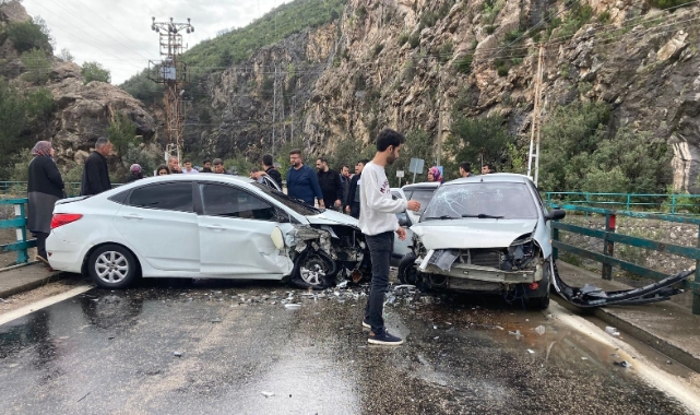 Otomobiller Çarpıştı:6 Yaralı