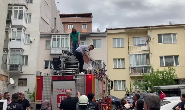 Polisten Kaçarken Balkonda Mahsur Kaldı