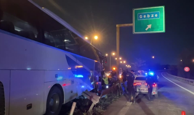 Yolcu Otobüsü Bariyerlere Çarptı:2 Yaralı