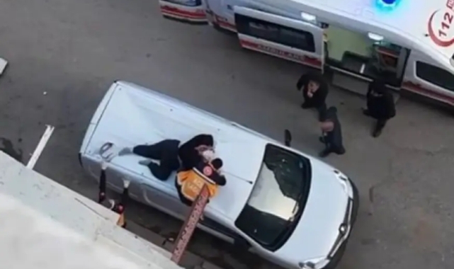 4. Kattan Park Halindeki Aracın Üzerine Düştü