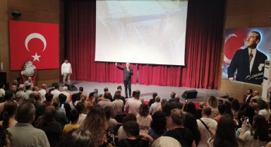 ‘Cumhuriyet Yolunda’ Ceyhan’da İzleyiciyle Buluştu