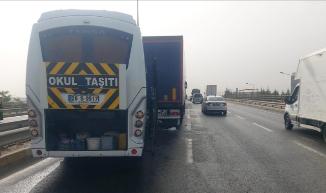 Direksiyon Hakimiyetini Kaybetti, Tıra Çarptı