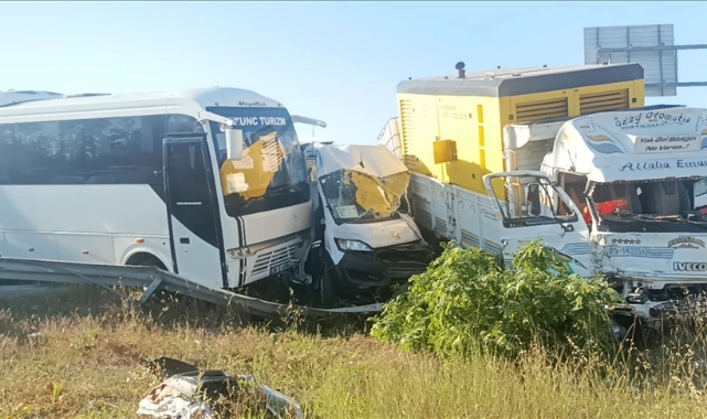 Freni Tutmayan Kamyonet Dehşet Saçtı:18 Yaralı