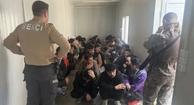 Kamyonet Kasasında 36 Düzensiz Göçmen Yakalandı