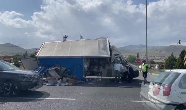 Kamyonetler Çarpıştı:1 Ölü, 4 Yaralı