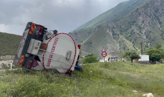 Kontrolden Çıktı, Yamaca Çarpıp Yan Yattı