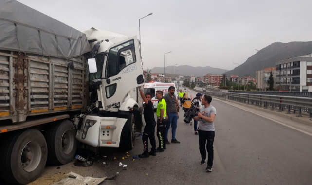 Lastiği Patladı, Tıra Çarptı