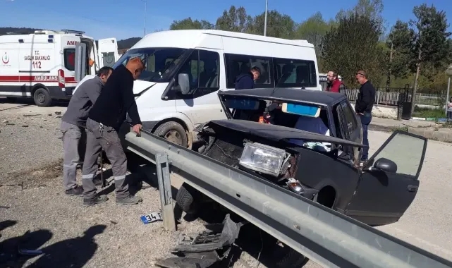 Minibüsle Otomobil Çarpıştı, 4 Yaralı